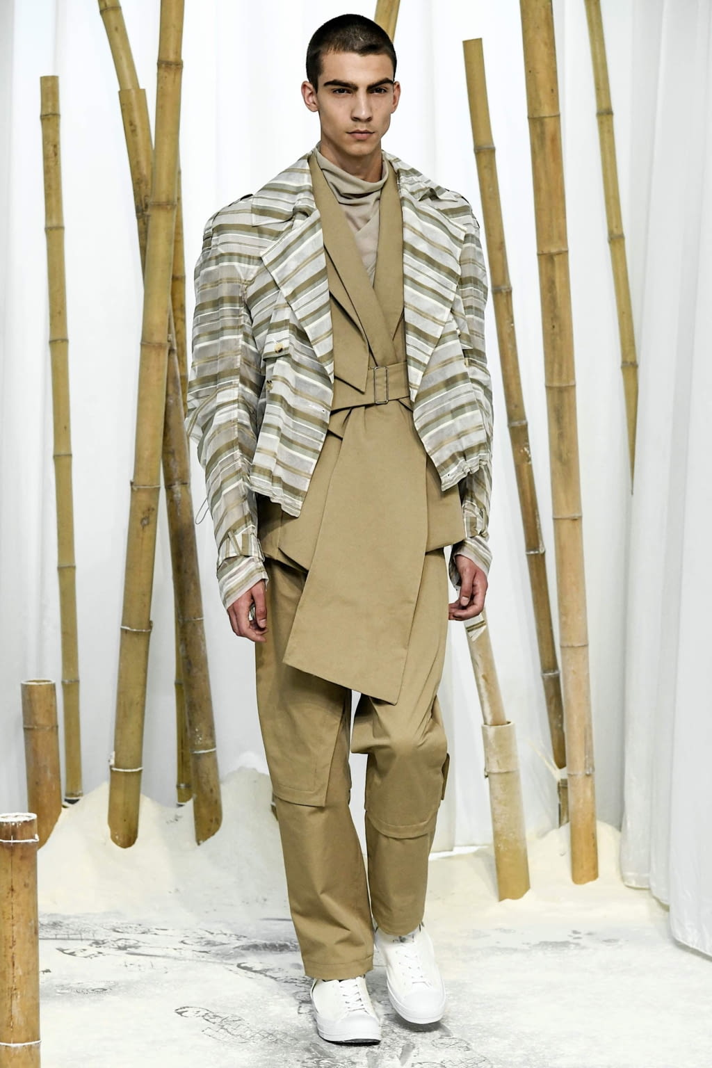 Fashion Week London Spring/Summer 2020 look 12 from the Feng Chen Wang collection 男装