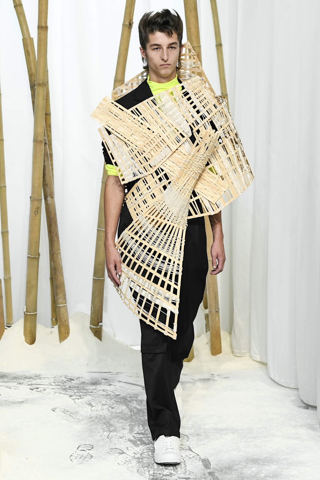Fashion Week London Spring/Summer 2020 look 28 from the Feng Chen Wang collection 男装
