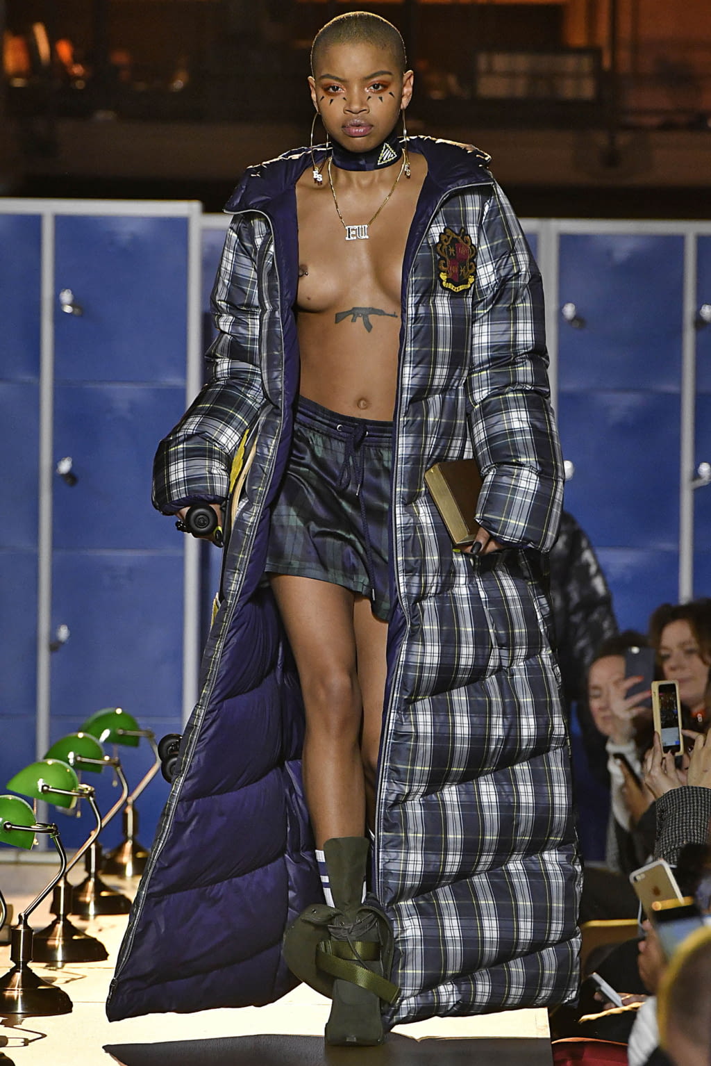 Fashion Week Paris Fall/Winter 2017 look 1 de la collection Fenty x Puma by Rihanna womenswear