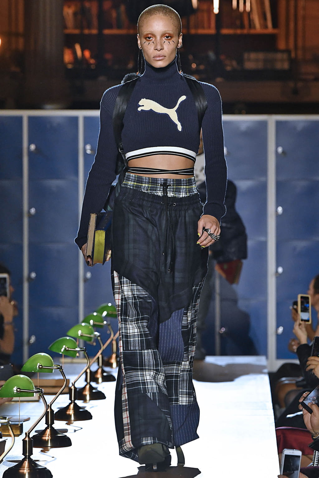 Fashion Week Paris Fall/Winter 2017 look 3 from the Fenty x Puma by Rihanna collection 女装