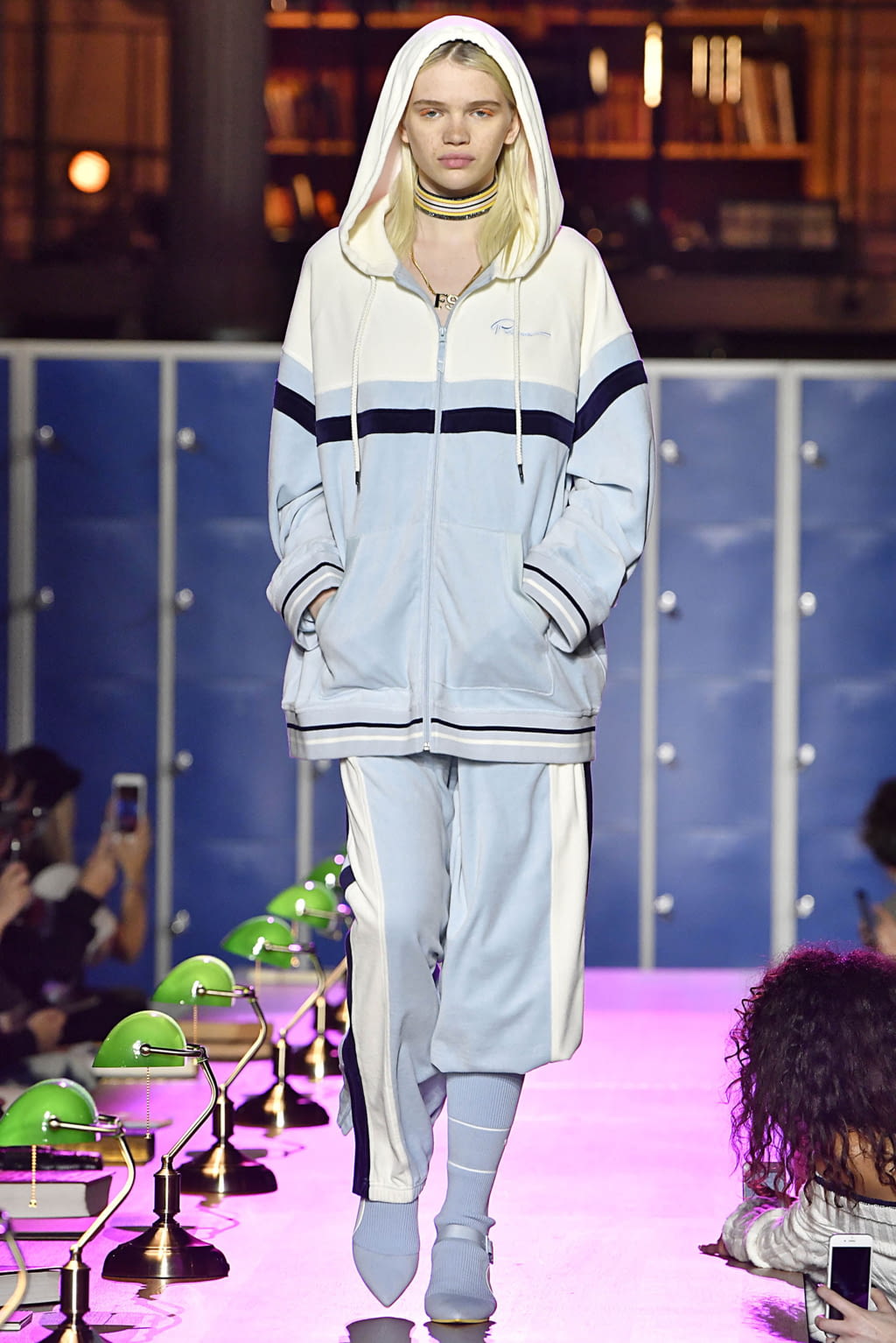 Fashion Week Paris Fall/Winter 2017 look 23 from the Fenty x Puma by Rihanna collection 女装