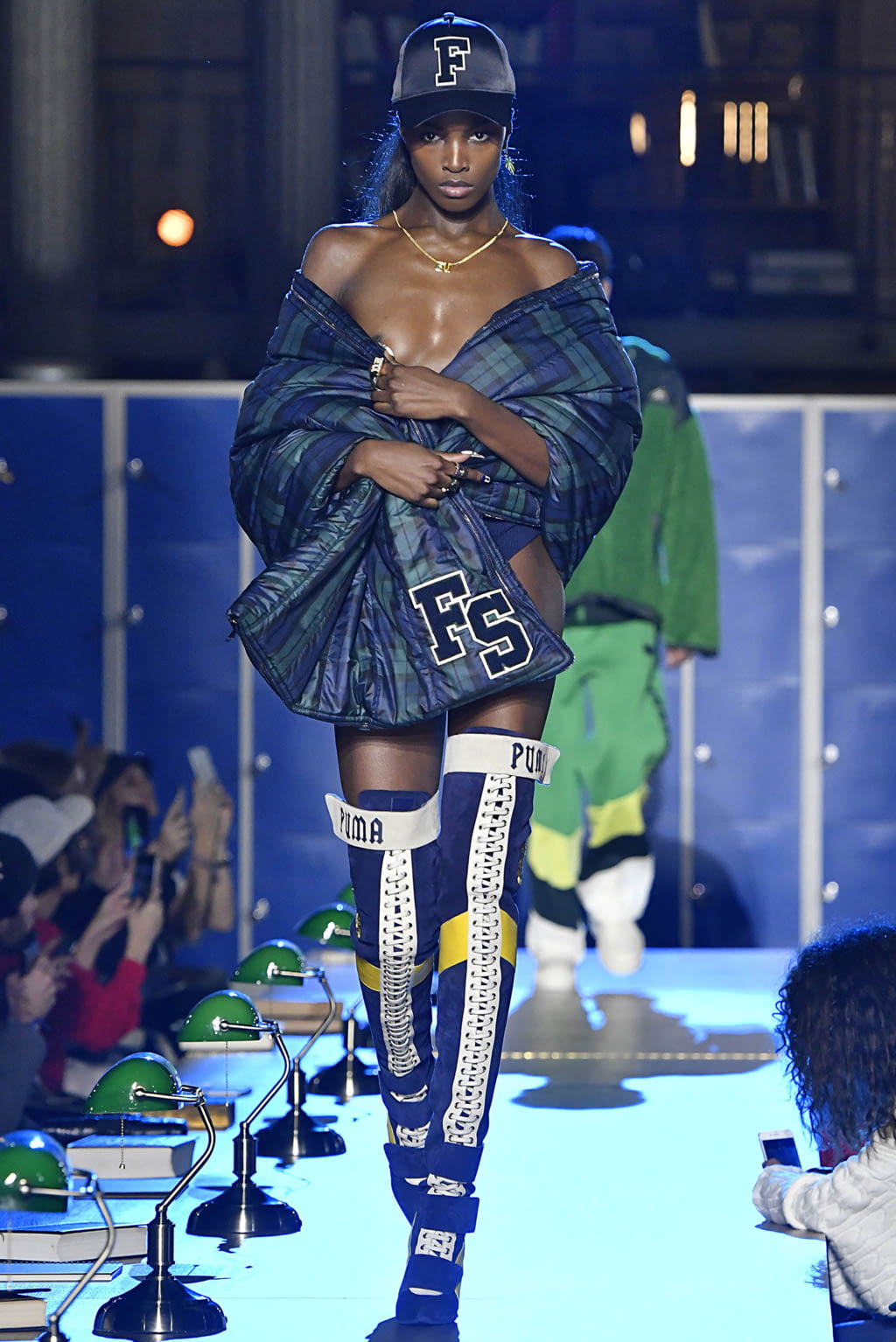 Fashion Week Paris Fall/Winter 2017 look 30 from the Fenty x Puma by Rihanna collection 女装