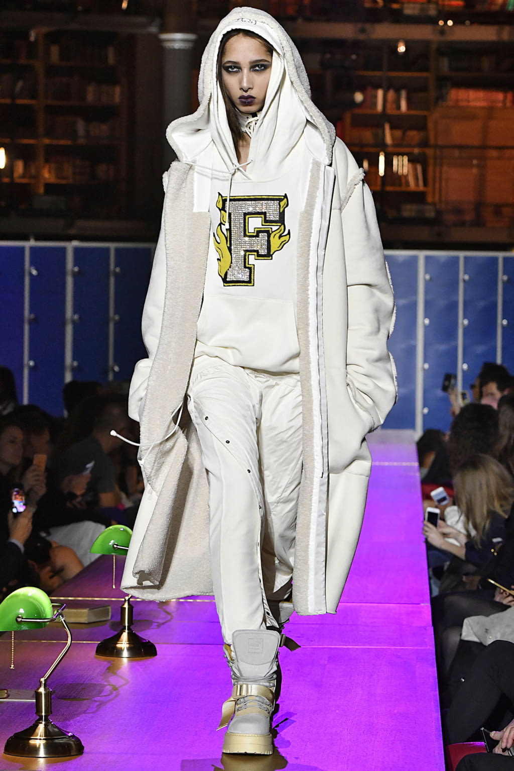 Fashion Week Paris Fall/Winter 2017 look 53 from the Fenty x Puma by Rihanna collection 女装