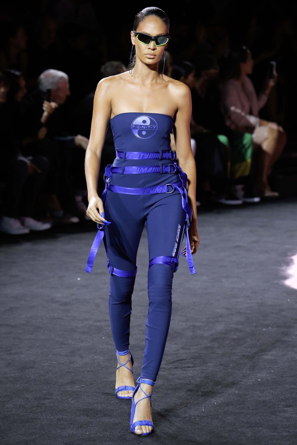 Fashion Week New York Spring/Summer 2018 look 6 from the Fenty x Puma by Rihanna collection 女装