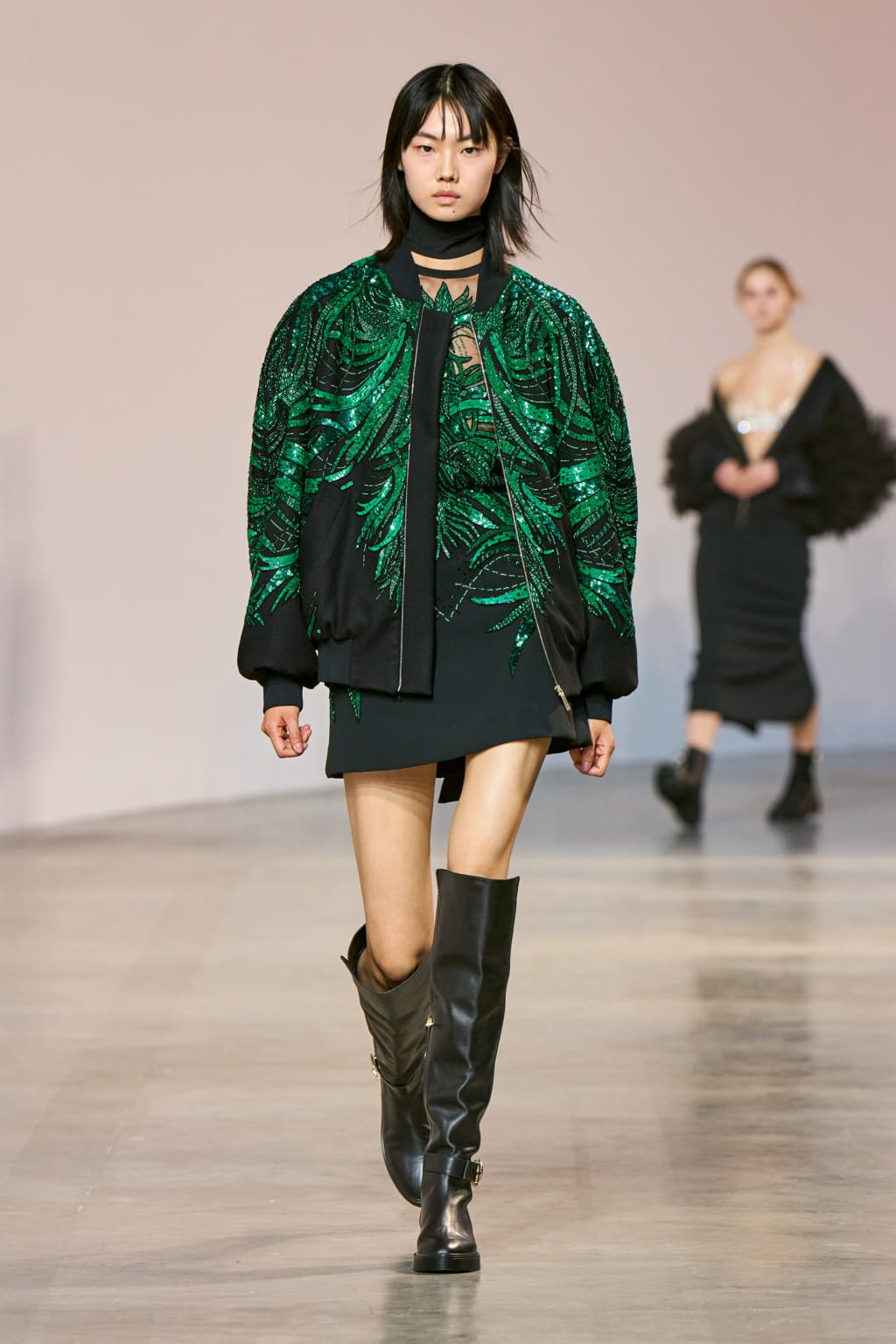 Fashion Week Paris Fall/Winter 2022 look 2 de la collection Elie Saab womenswear