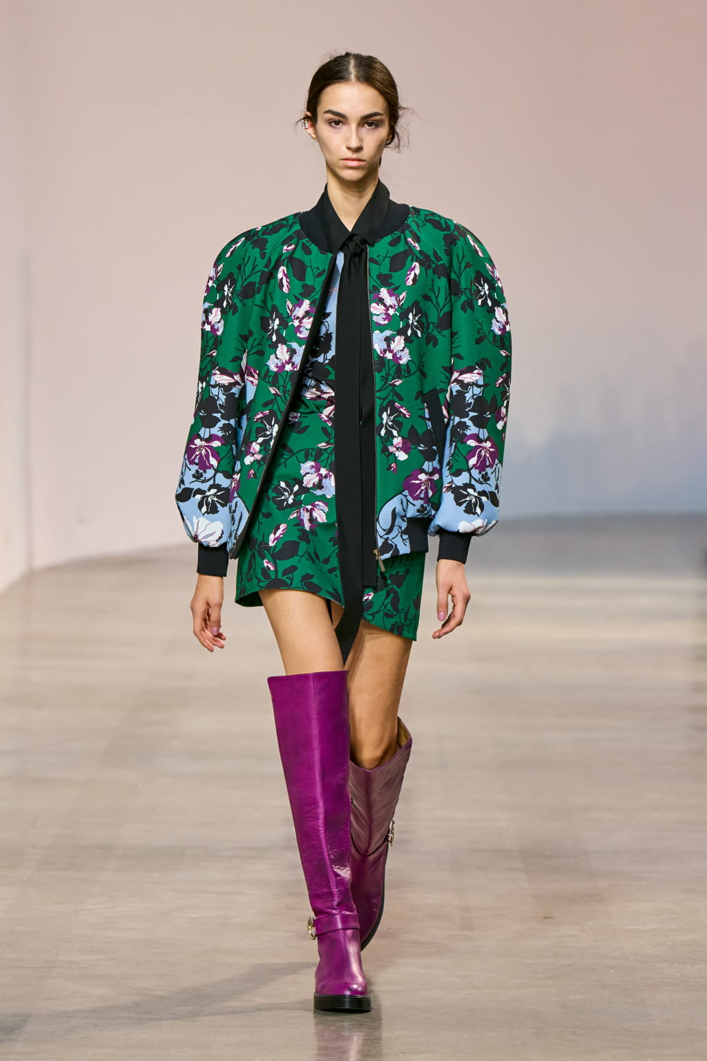 Fashion Week Paris Fall/Winter 2022 look 10 de la collection Elie Saab womenswear