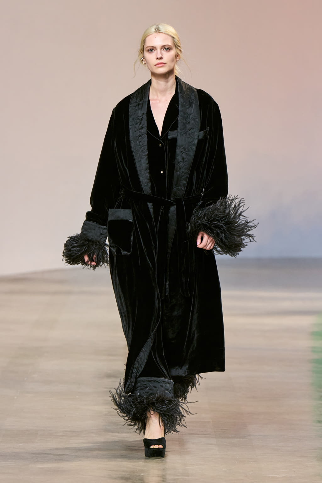 Fashion Week Paris Fall/Winter 2022 look 20 de la collection Elie Saab womenswear
