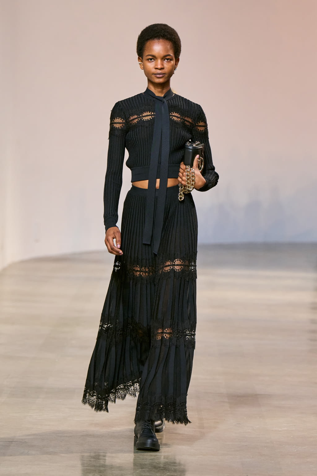Fashion Week Paris Fall/Winter 2022 look 25 from the Elie Saab collection womenswear