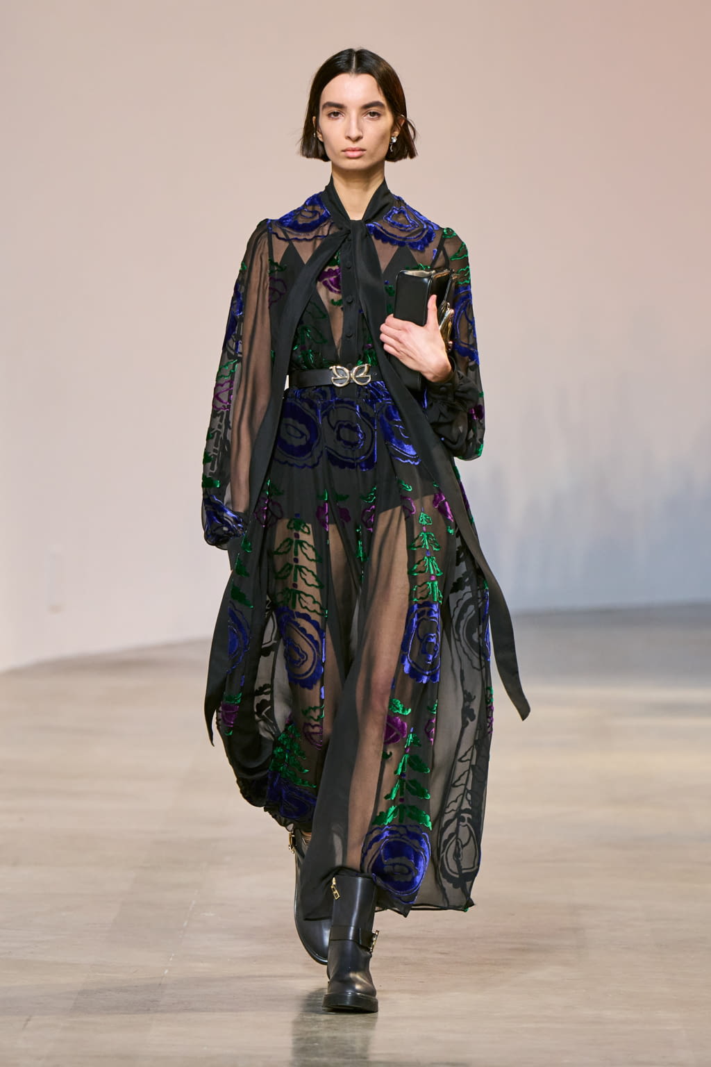 Fashion Week Paris Fall/Winter 2022 look 28 from the Elie Saab collection 女装