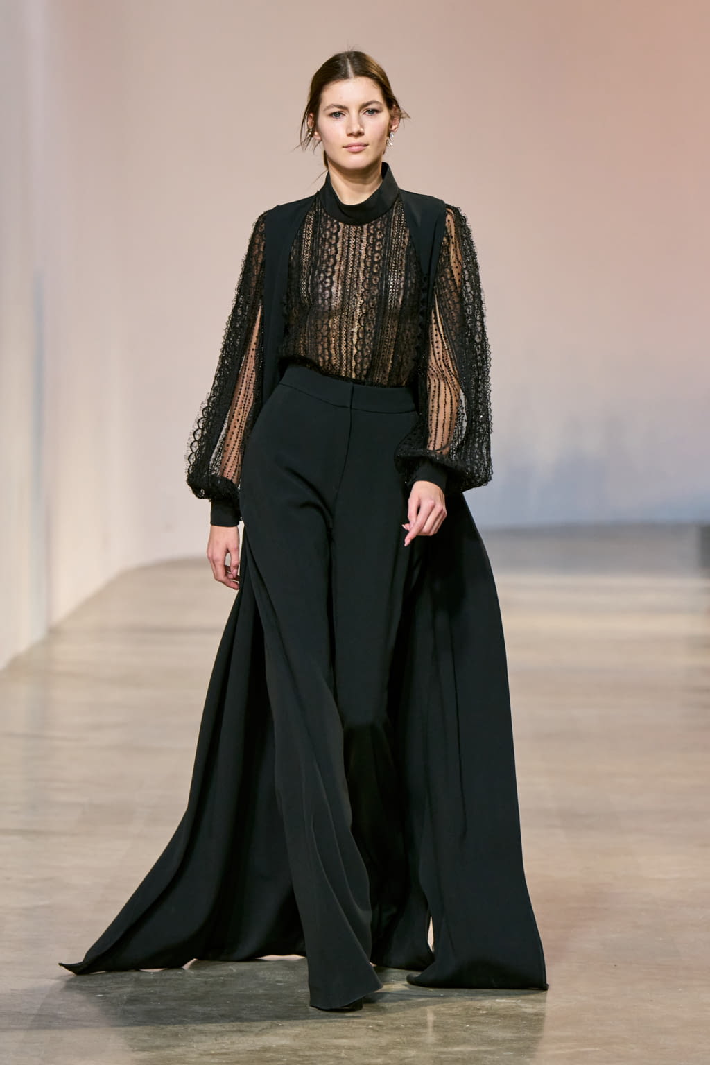 Fashion Week Paris Fall/Winter 2022 look 34 de la collection Elie Saab womenswear