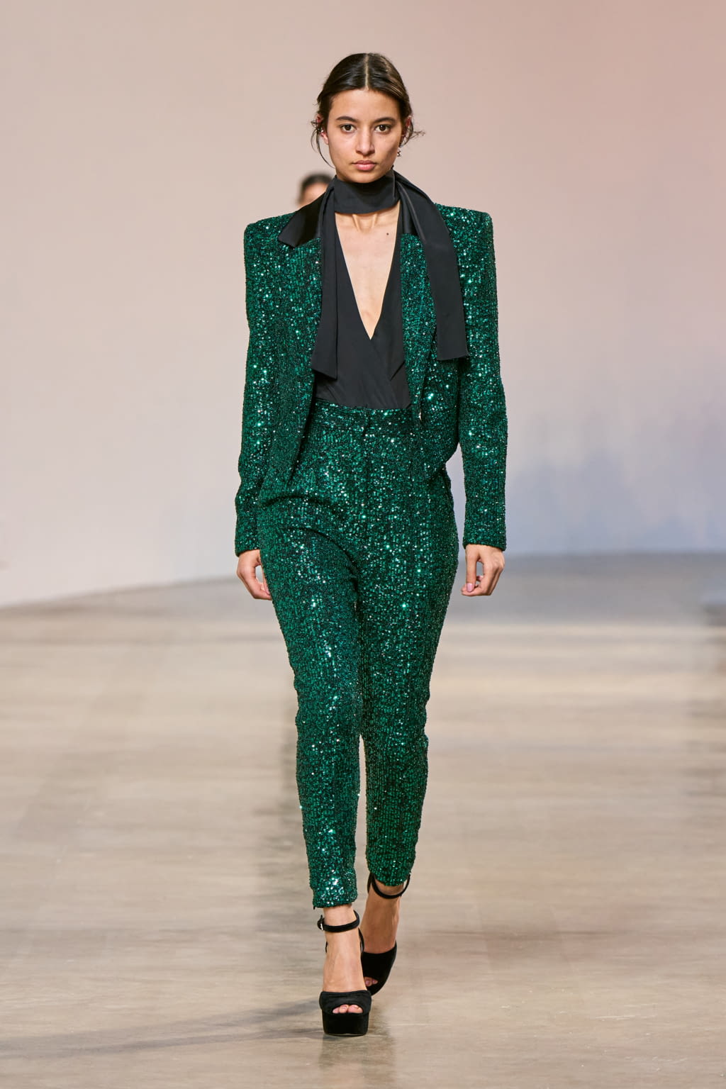 Fashion Week Paris Fall/Winter 2022 look 40 from the Elie Saab collection womenswear