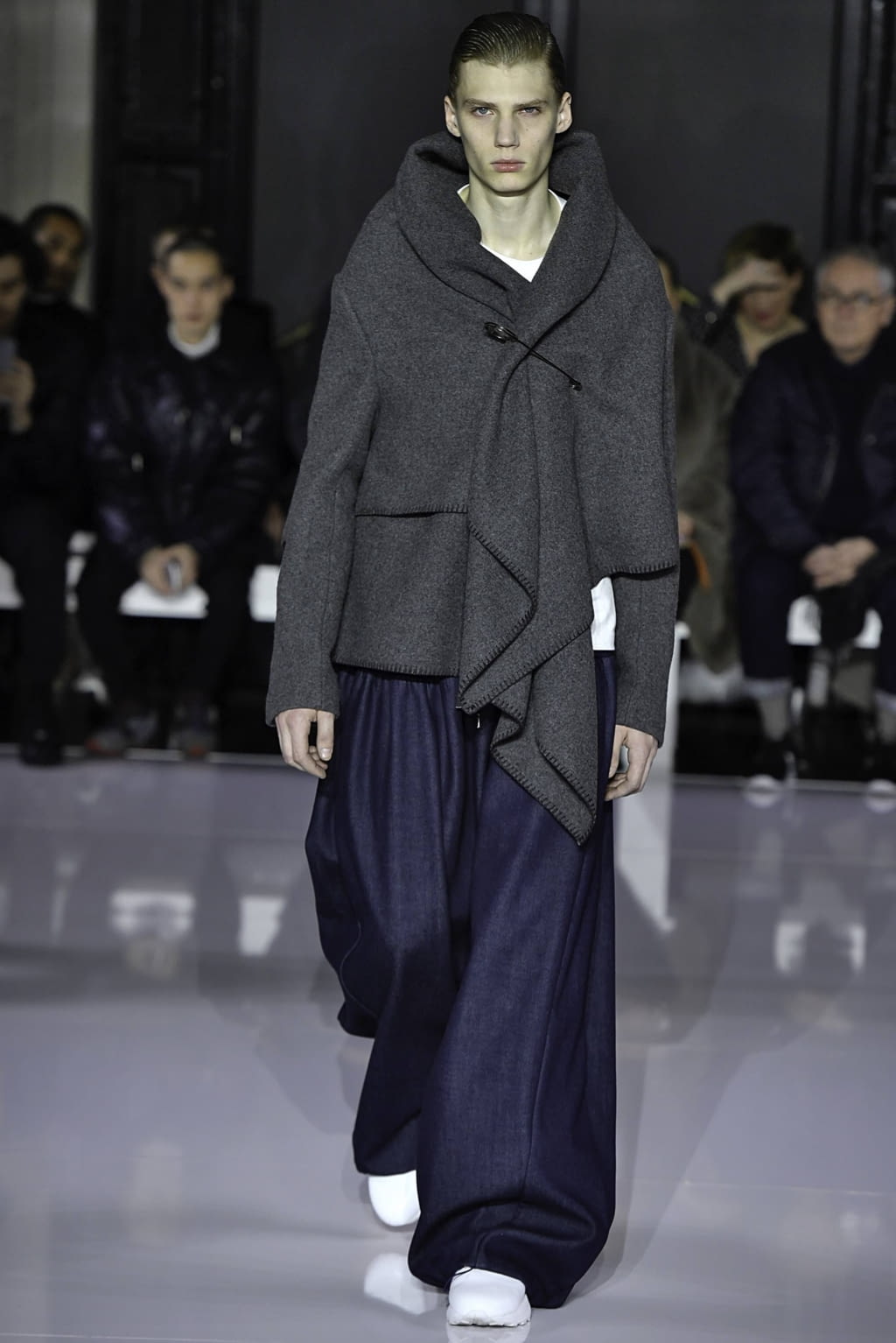 Fashion Week Paris Fall/Winter 2019 look 1 de la collection Fumito Gandryu menswear