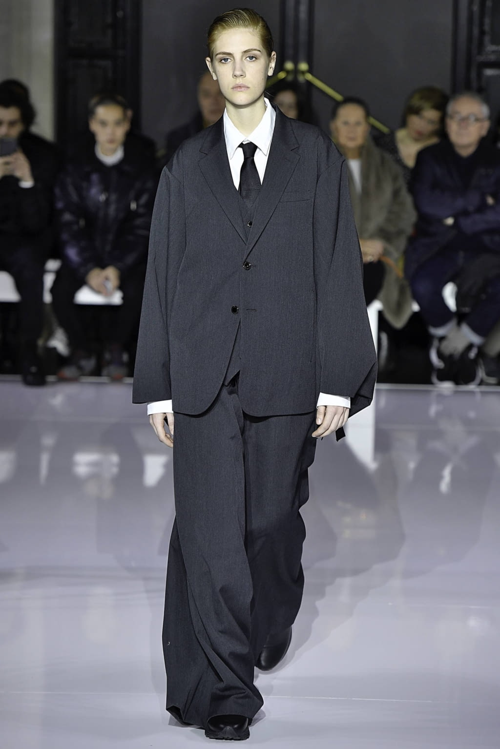 Fashion Week Paris Fall/Winter 2019 look 6 from the Fumito Gandryu collection menswear
