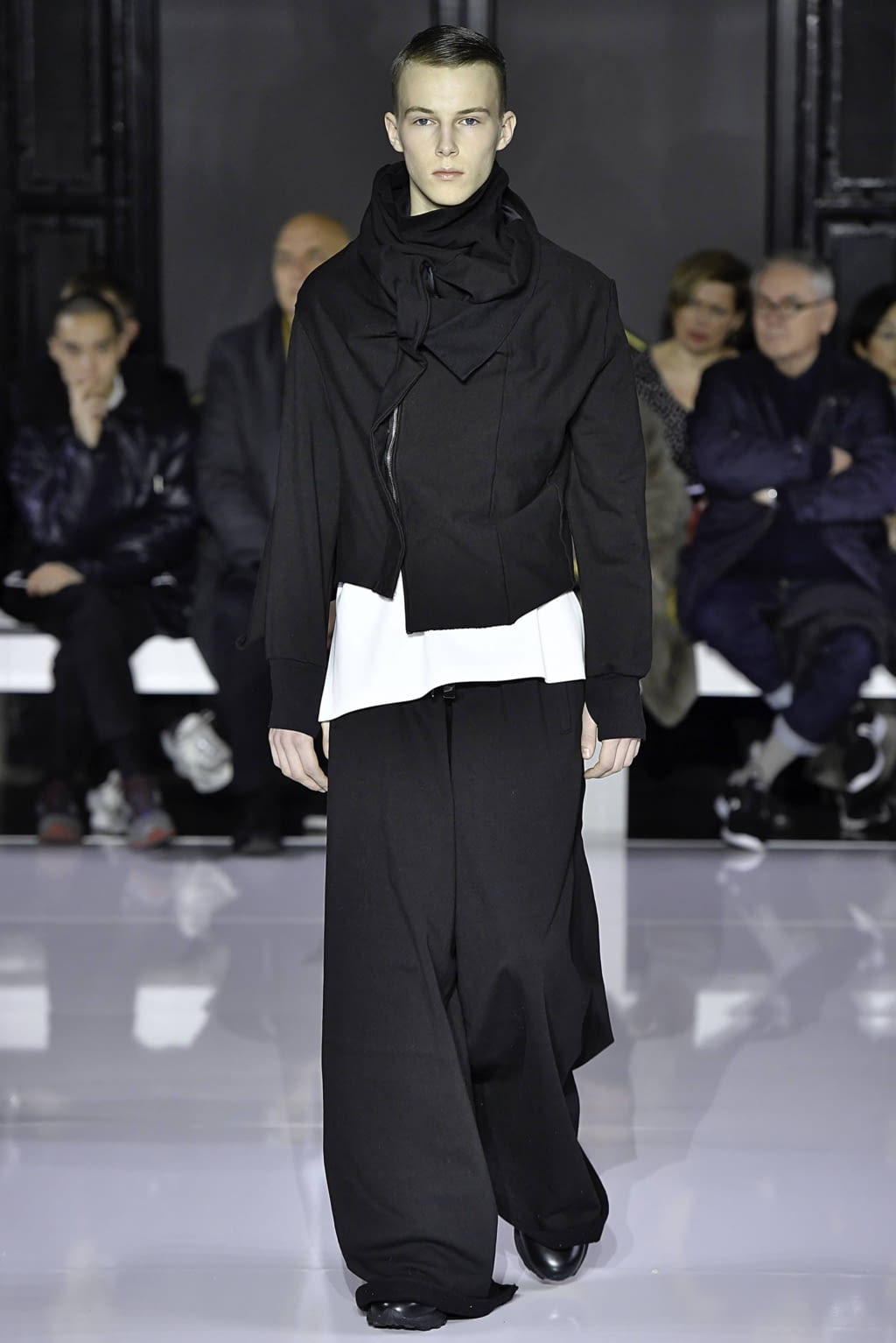 Fashion Week Paris Fall/Winter 2019 look 24 de la collection Fumito Gandryu menswear