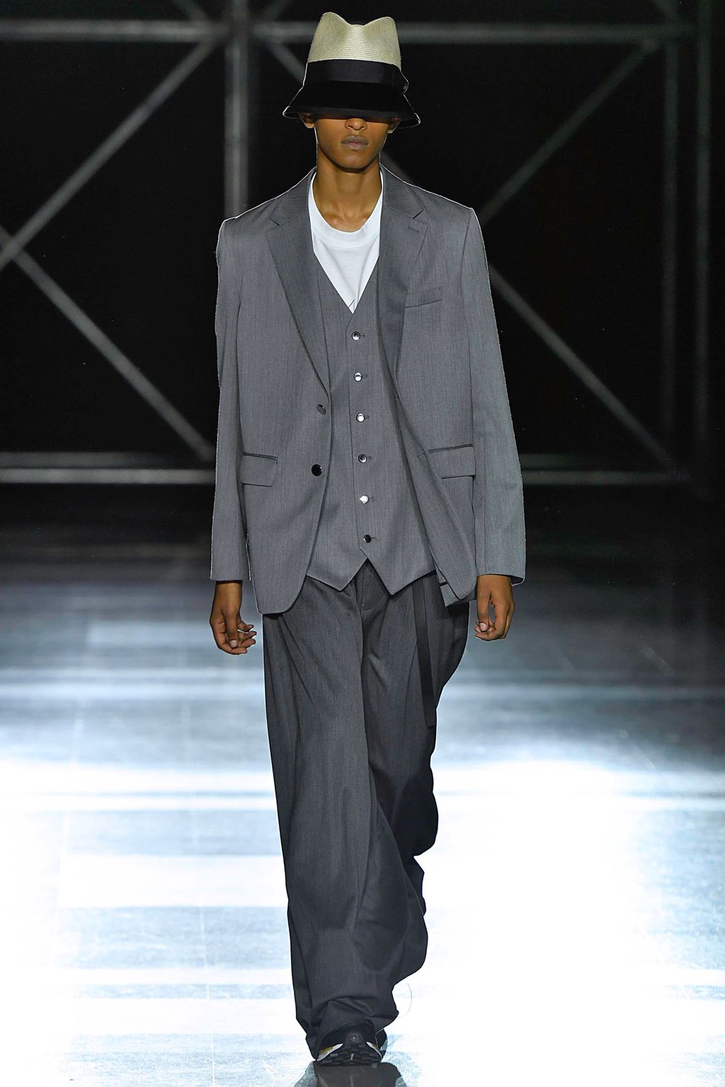 Fashion Week Paris Spring/Summer 2020 look 32 from the Fumito Gandryu collection menswear