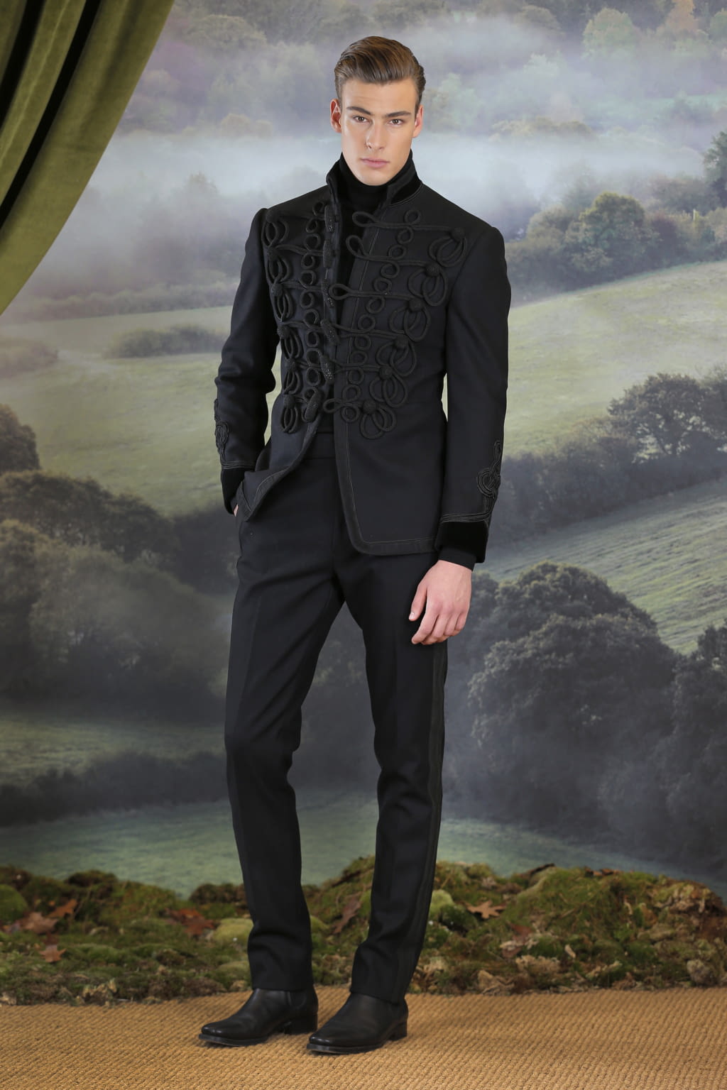 Fashion Week Milan Fall/Winter 2018 look 35 from the Ralph Lauren Purple Label collection 男装