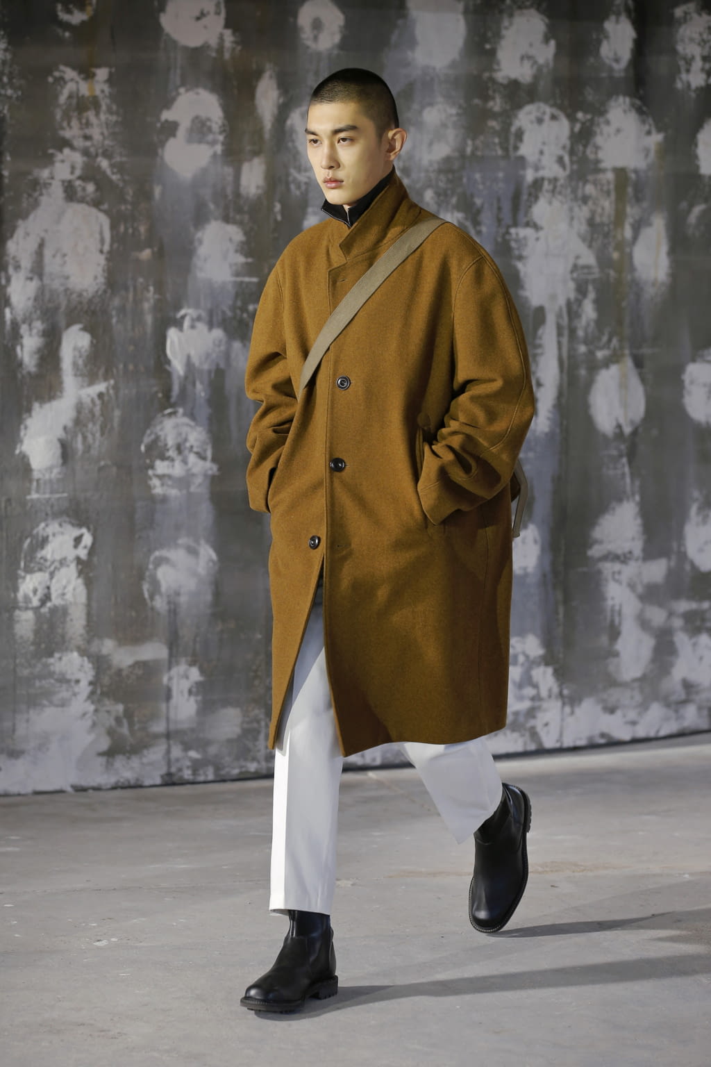 Fashion Week Paris Fall/Winter 2018 look 10 from the Lemaire collection menswear