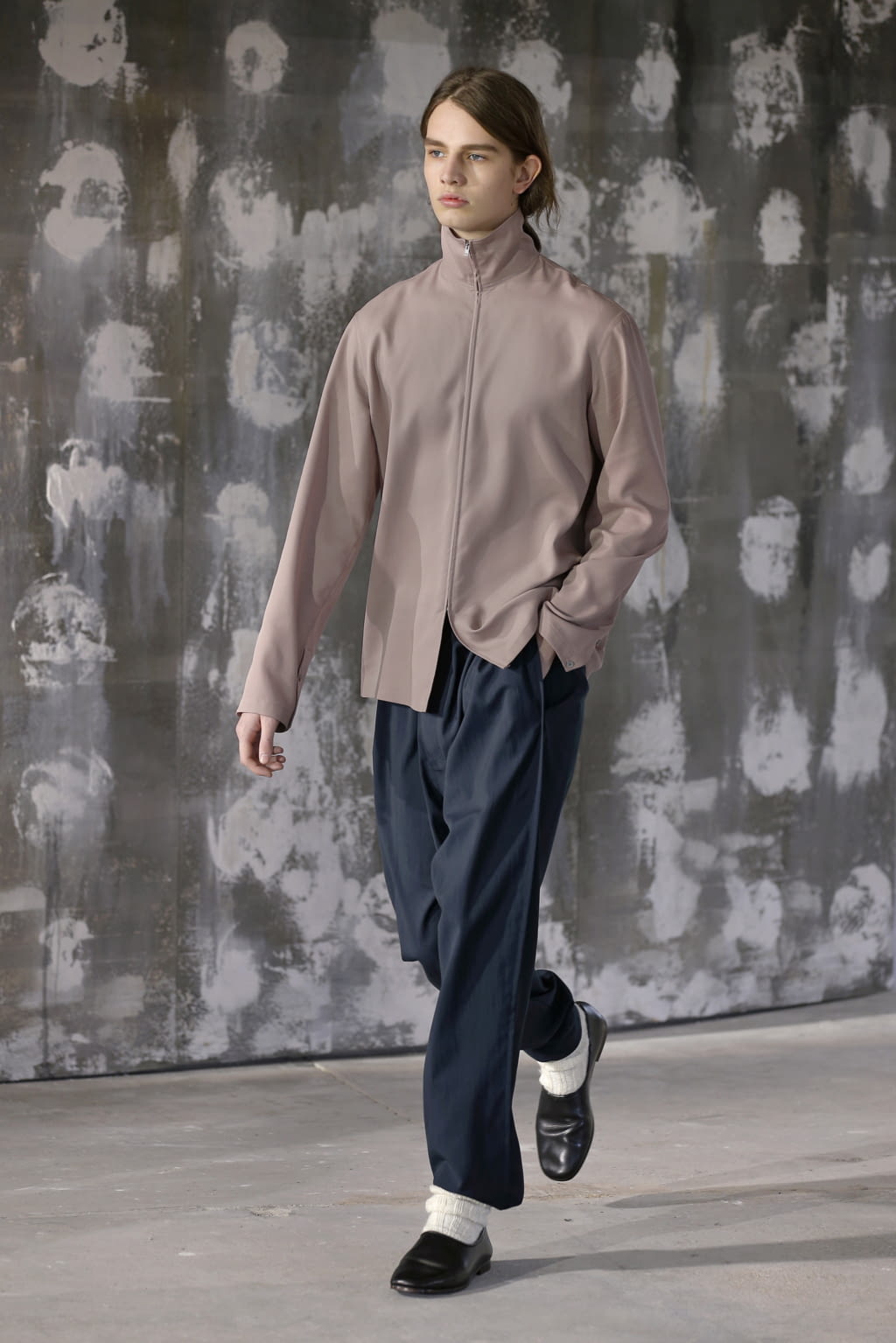 Fashion Week Paris Fall/Winter 2018 look 34 from the Lemaire collection menswear