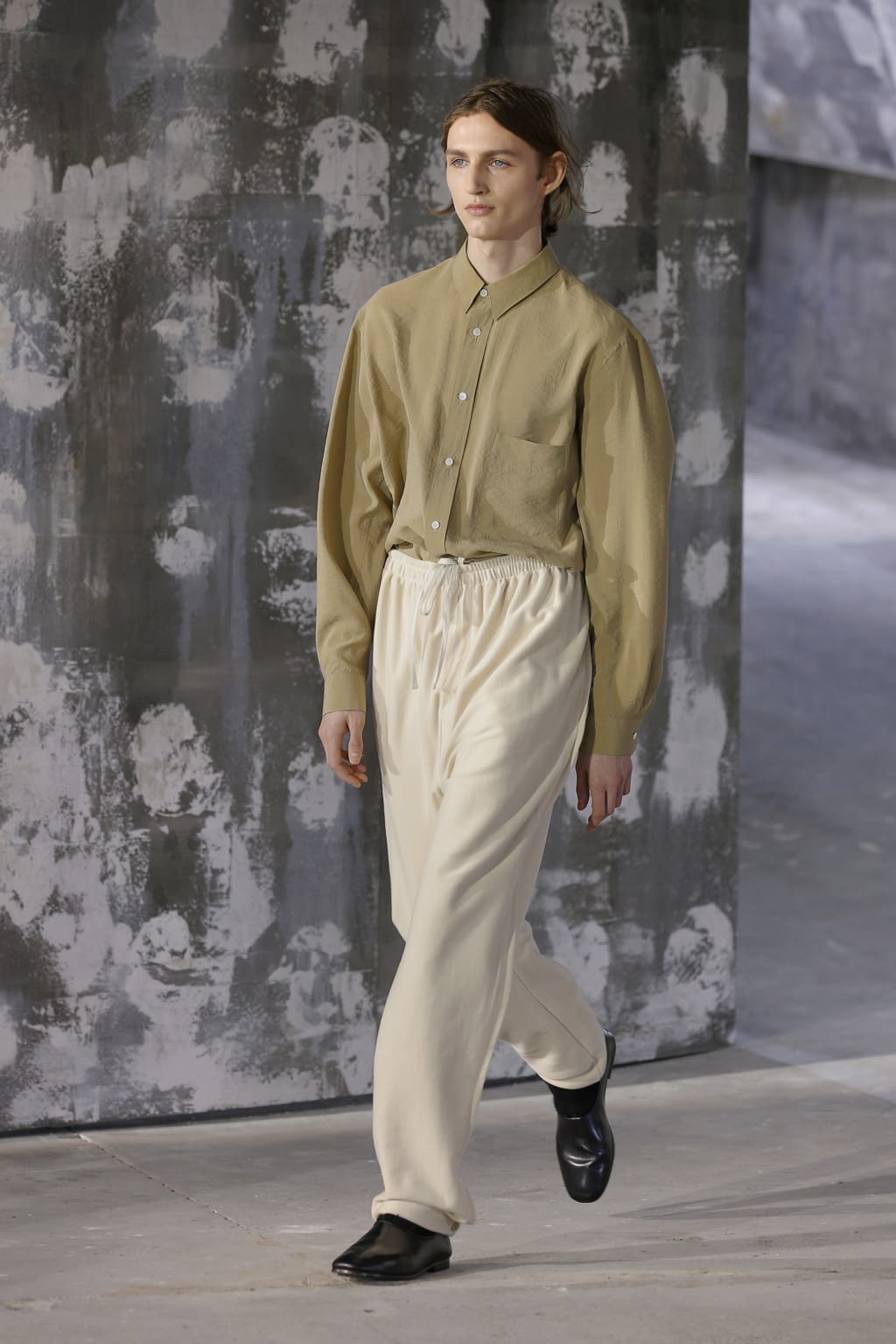 Fashion Week Paris Fall/Winter 2018 look 36 from the Lemaire collection 男装