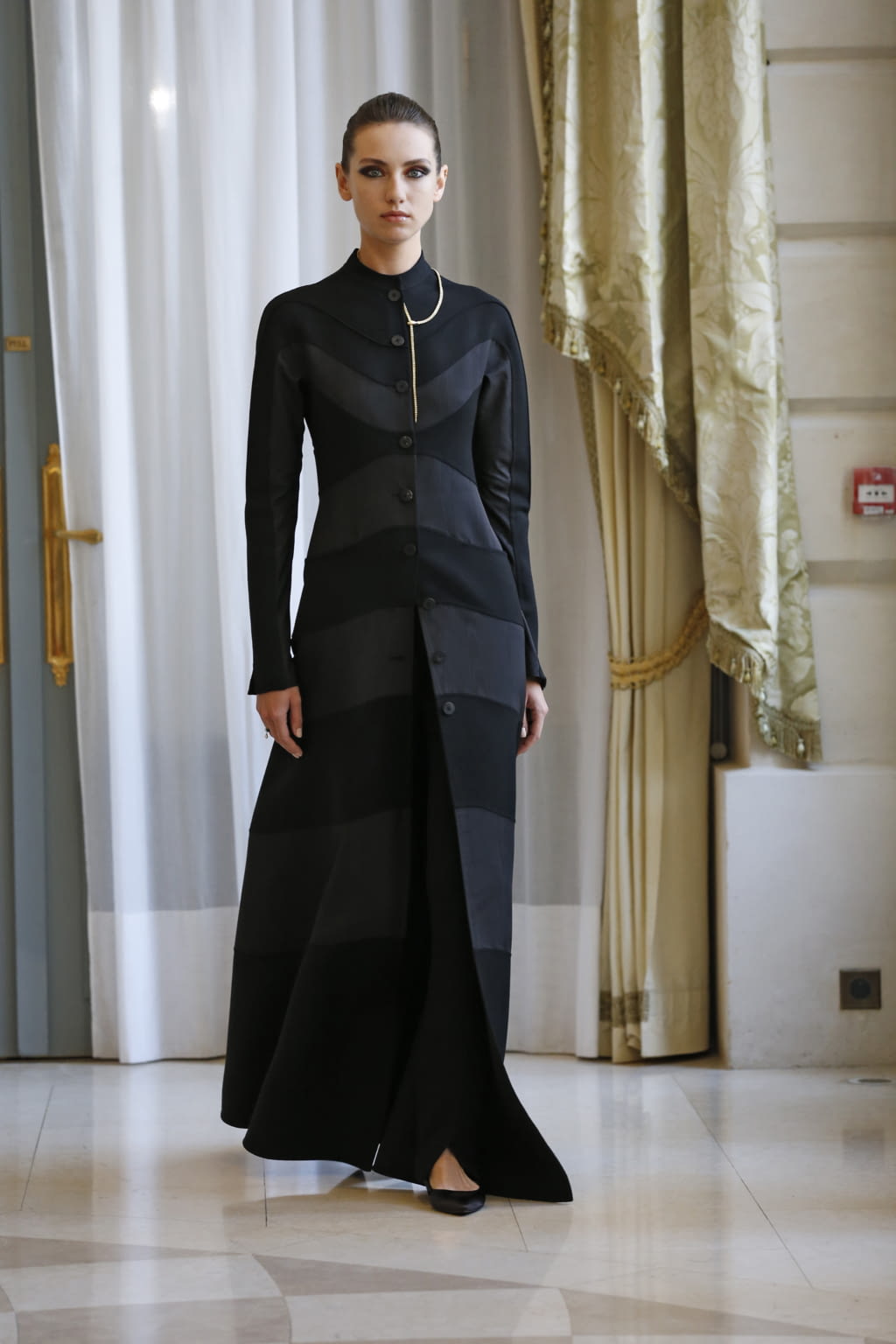 Fashion Week Paris Fall/Winter 2019 look 18 from the R331 collection couture
