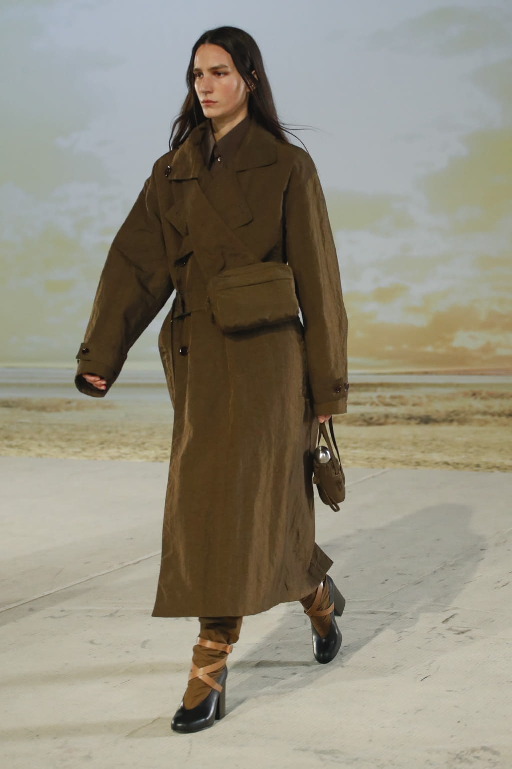 Fashion Week Paris Fall/Winter 2022 look 39 from the Lemaire collection 男装