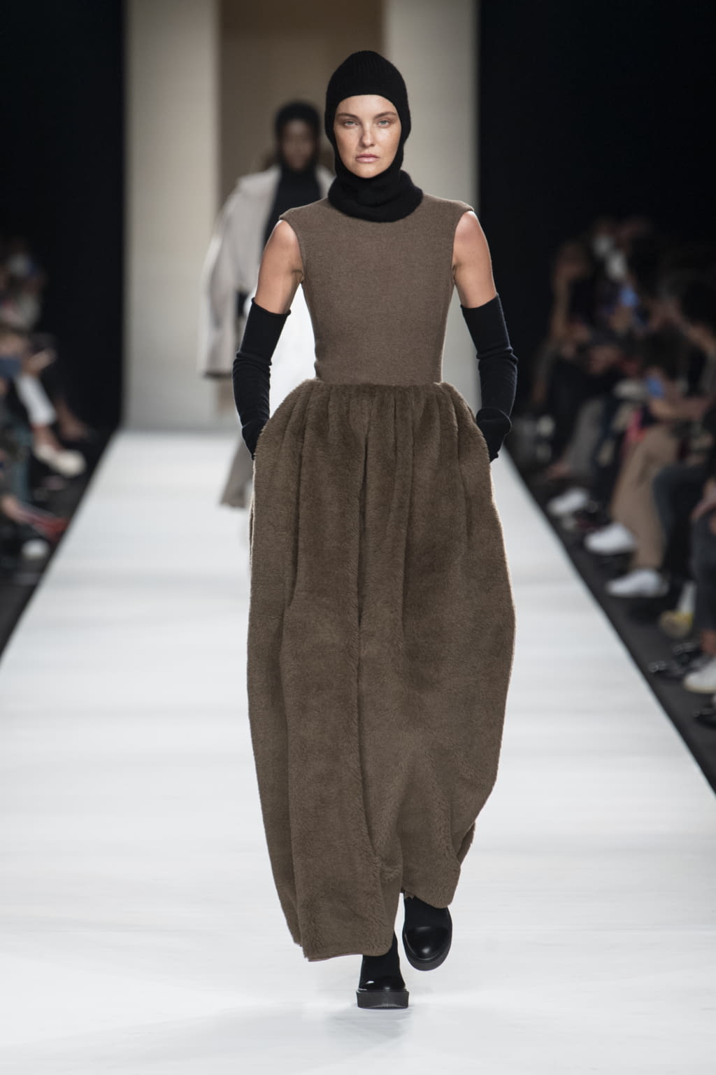 Fashion Week Milan Fall/Winter 2022 look 1 from the Max Mara collection 女装