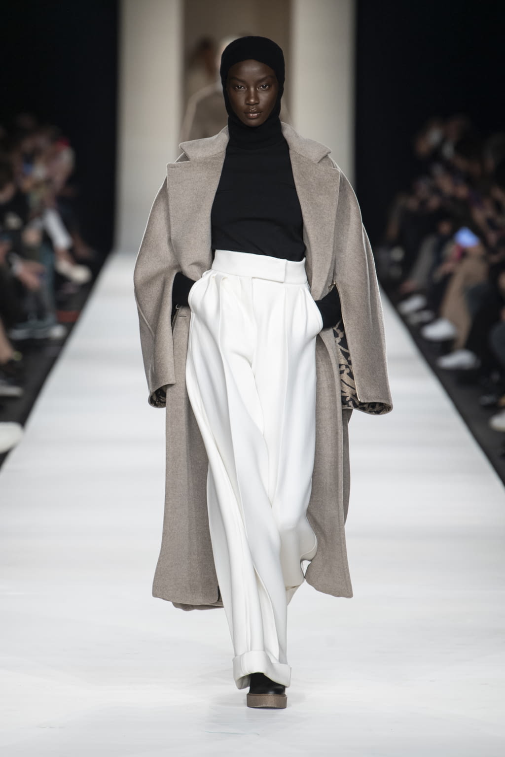 Fashion Week Milan Fall/Winter 2022 look 2 from the Max Mara collection 女装