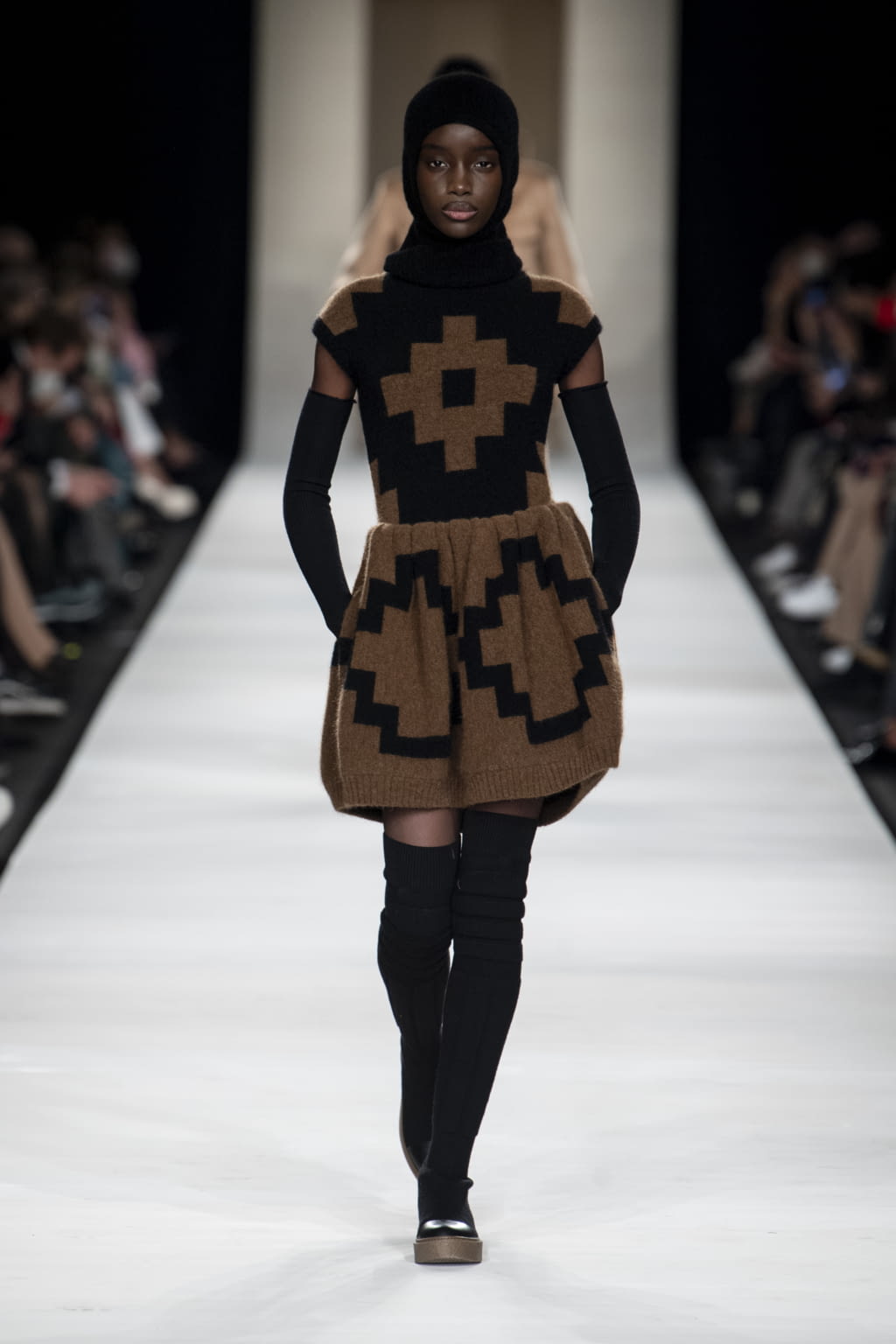 Fashion Week Milan Fall/Winter 2022 look 10 from the Max Mara collection 女装
