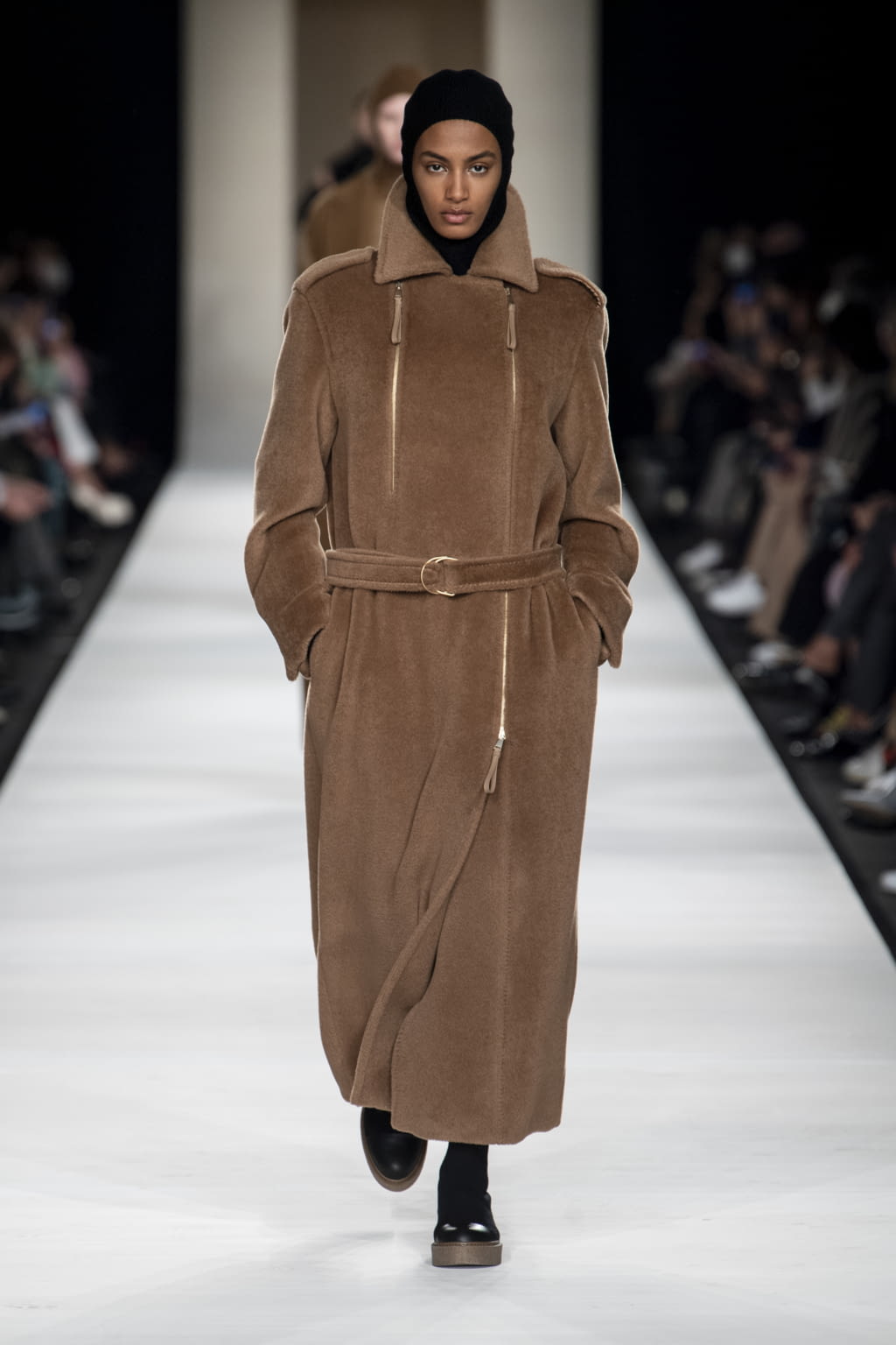 Fashion Week Milan Fall/Winter 2022 look 13 from the Max Mara collection 女装