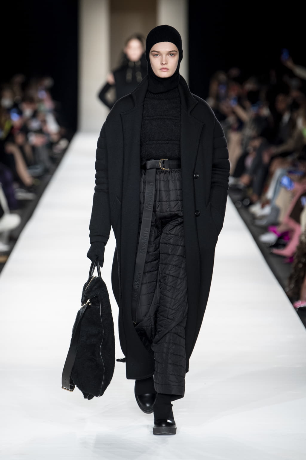 Fashion Week Milan Fall/Winter 2022 look 15 from the Max Mara collection 女装