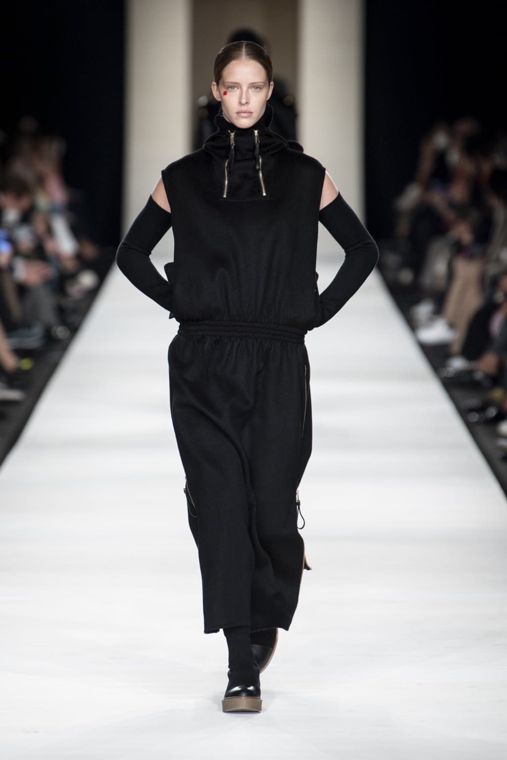 Fashion Week Milan Fall/Winter 2022 look 16 from the Max Mara collection 女装