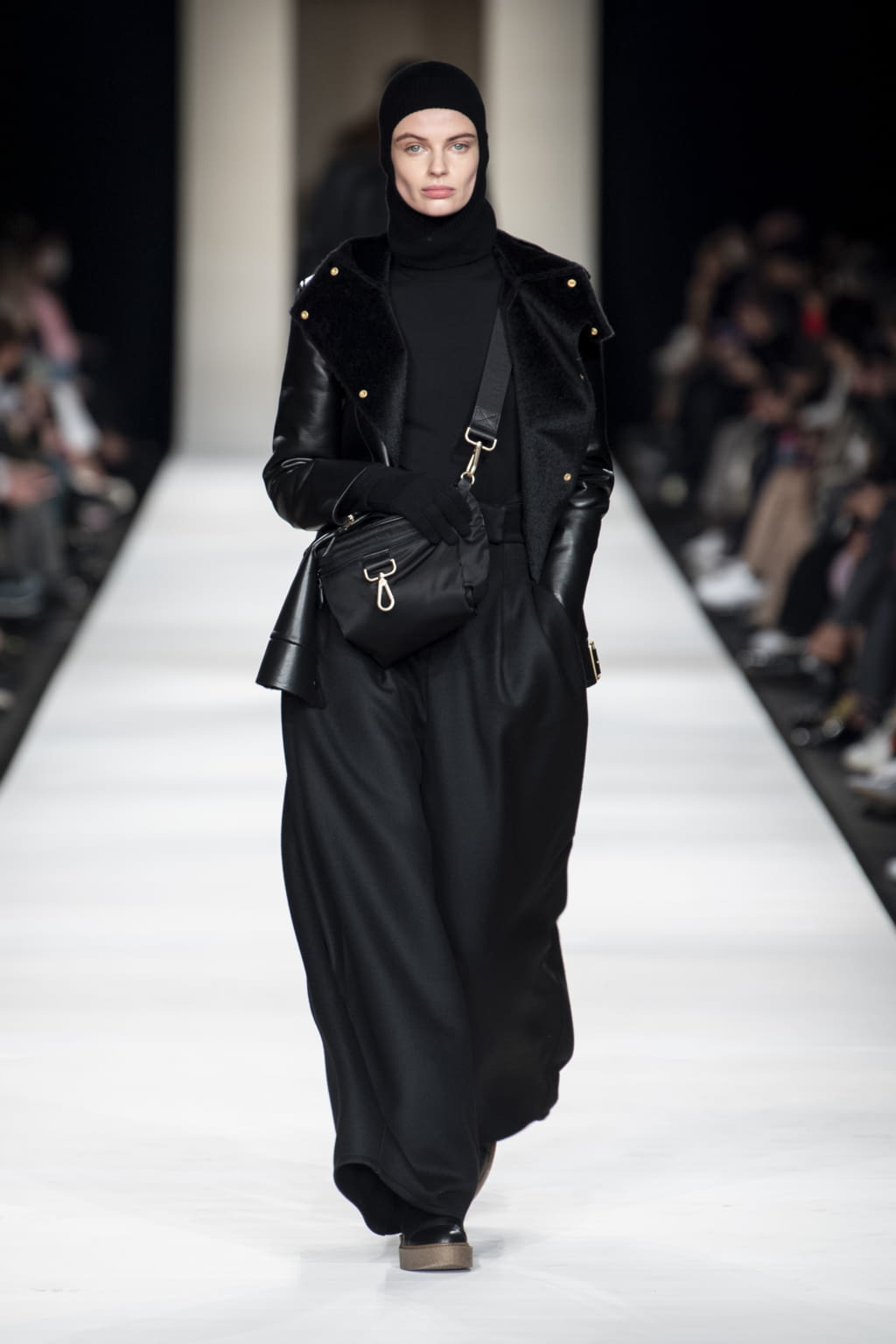 Fashion Week Milan Fall/Winter 2022 look 17 from the Max Mara collection 女装