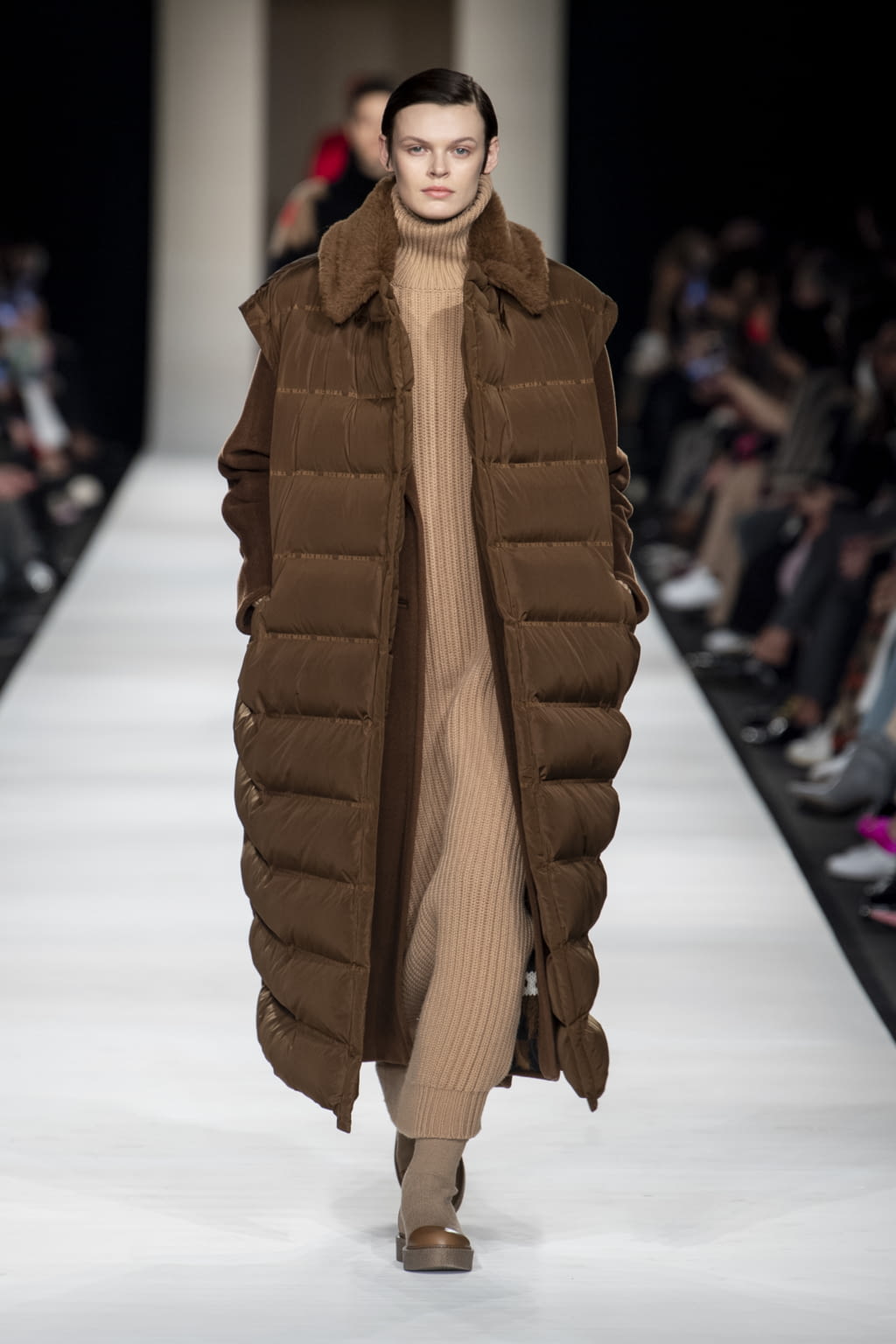 Fashion Week Milan Fall/Winter 2022 look 20 from the Max Mara collection 女装