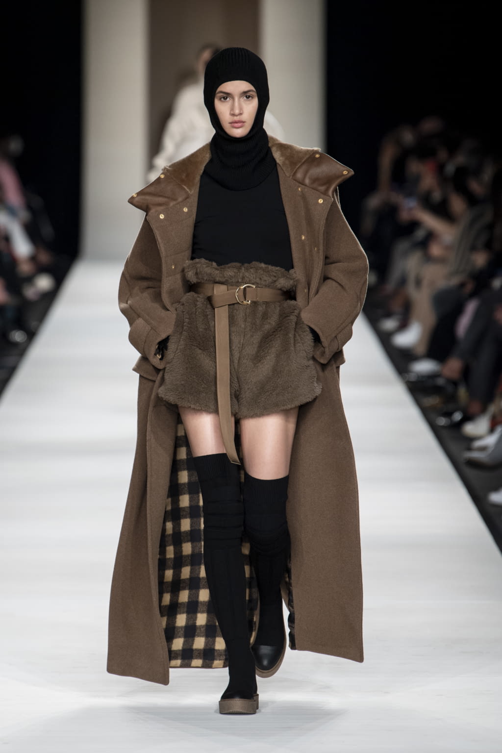 Fashion Week Milan Fall/Winter 2022 look 32 from the Max Mara collection 女装