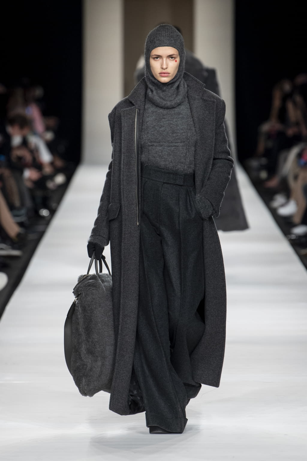 Fashion Week Milan Fall/Winter 2022 look 37 from the Max Mara collection 女装