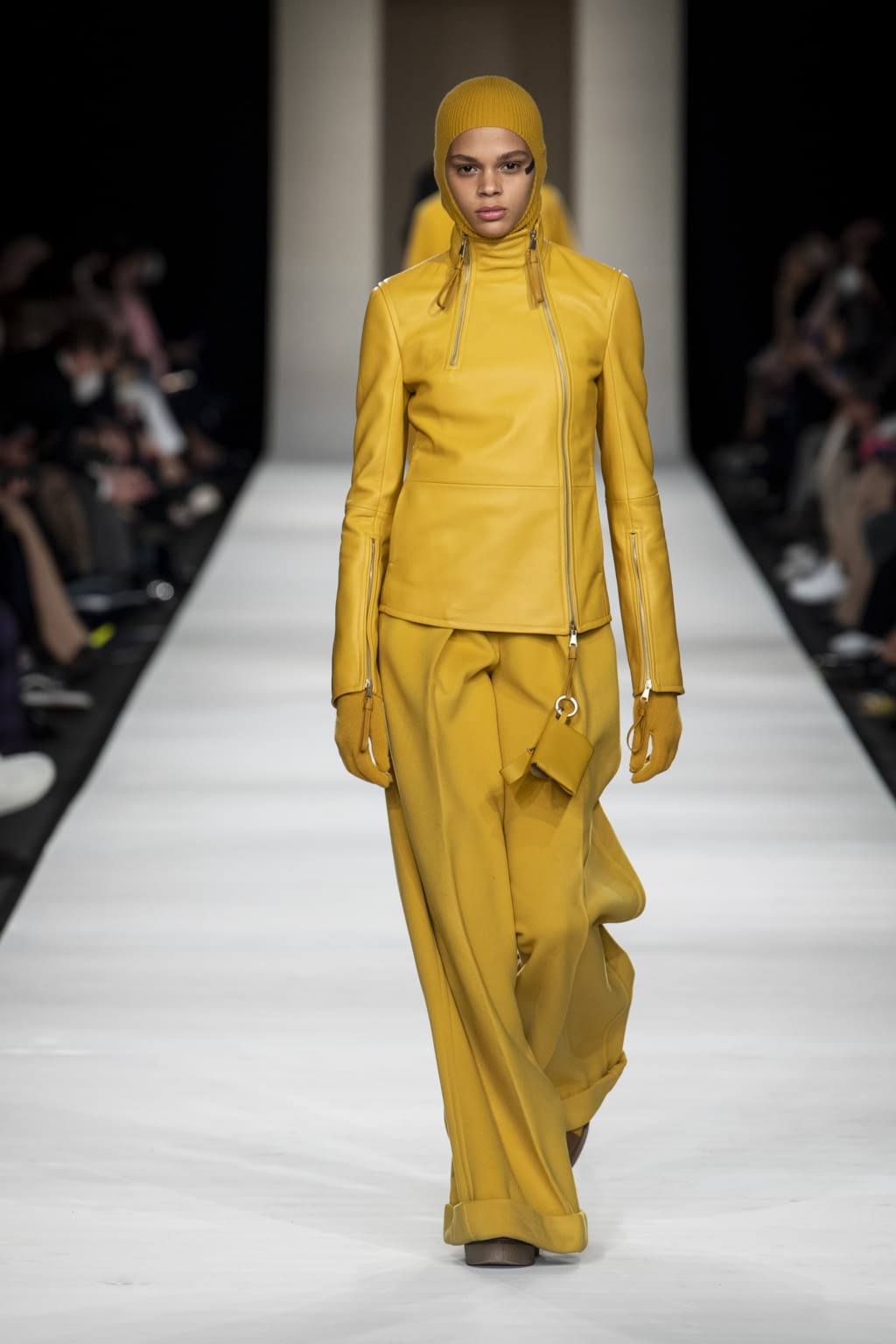Fashion Week Milan Fall/Winter 2022 look 44 from the Max Mara collection 女装