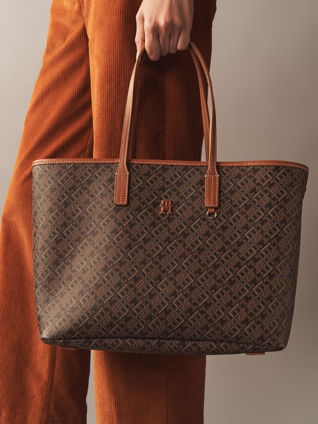 Fashion Week New York Fall/Winter 2024 look 4 from the Tommy Hilfiger collection 女装配饰