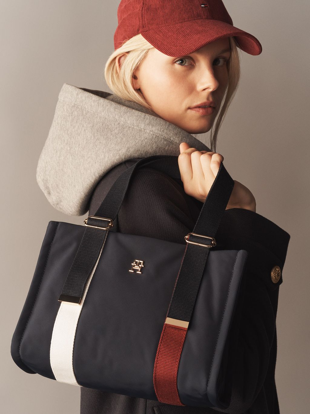 Fashion Week New York Fall/Winter 2024 look 5 from the Tommy Hilfiger collection 女装配饰