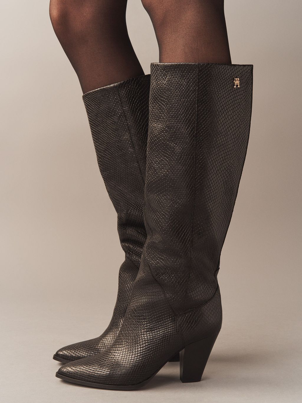 Fashion Week New York Fall/Winter 2024 look 14 from the Tommy Hilfiger collection 女装配饰