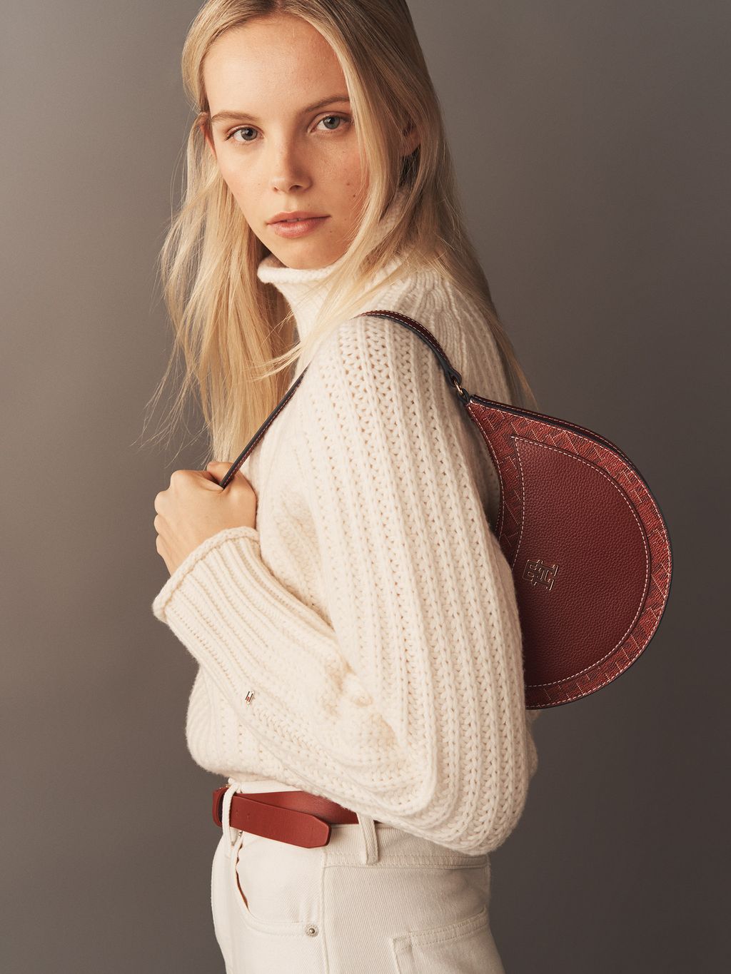 Fashion Week New York Fall/Winter 2024 look 7 from the Tommy Hilfiger collection 女装配饰