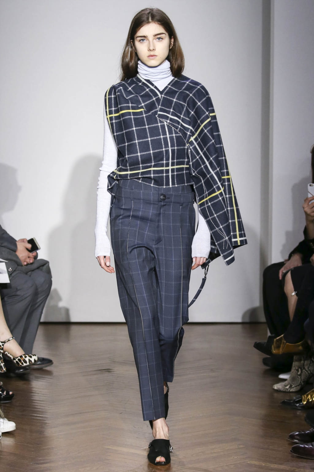 Fashion Week Milan Fall/Winter 2017 look 30 from the Gabriele Colangelo collection 女装