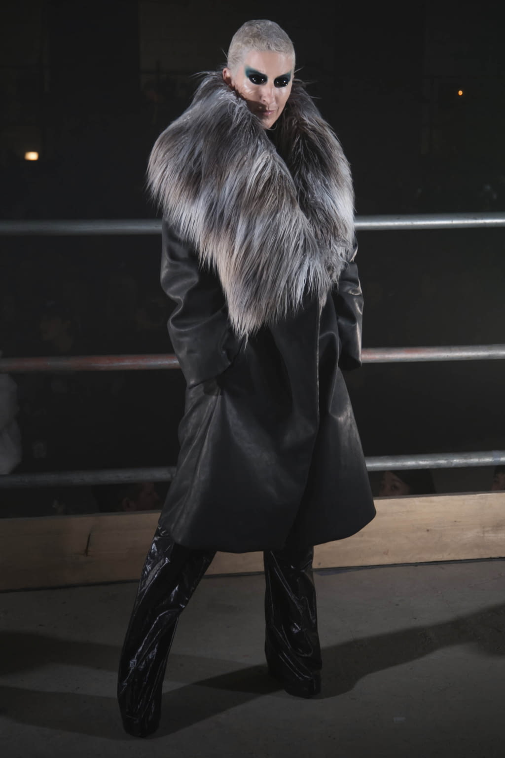 Fashion Week London Fall/Winter 2017 look 14 from the Gareth Pugh collection 女装