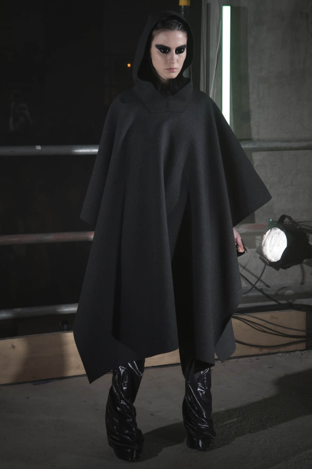 Fashion Week London Fall/Winter 2017 look 19 from the Gareth Pugh collection womenswear