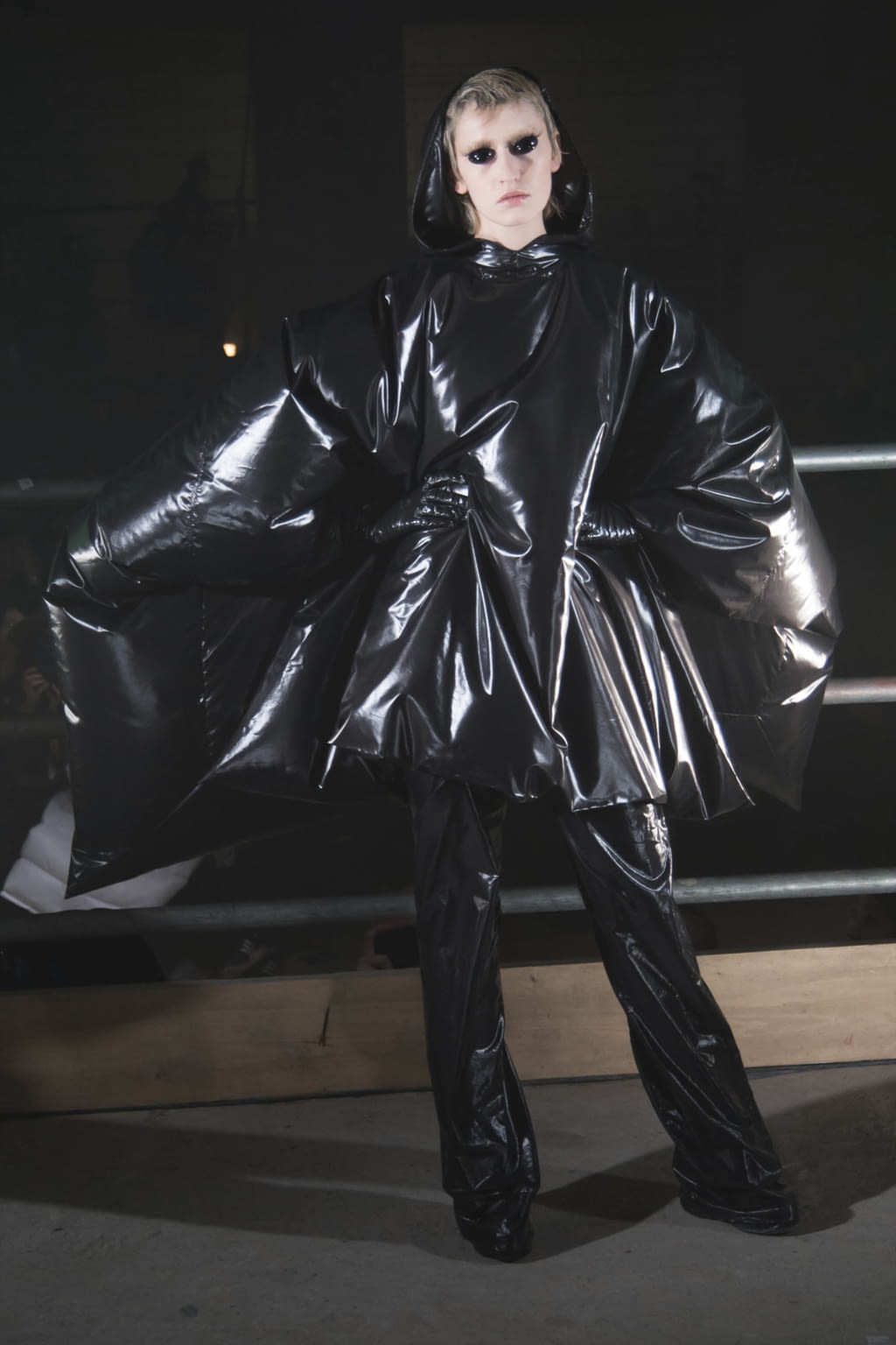 Fashion Week London Fall/Winter 2017 look 28 from the Gareth Pugh collection womenswear