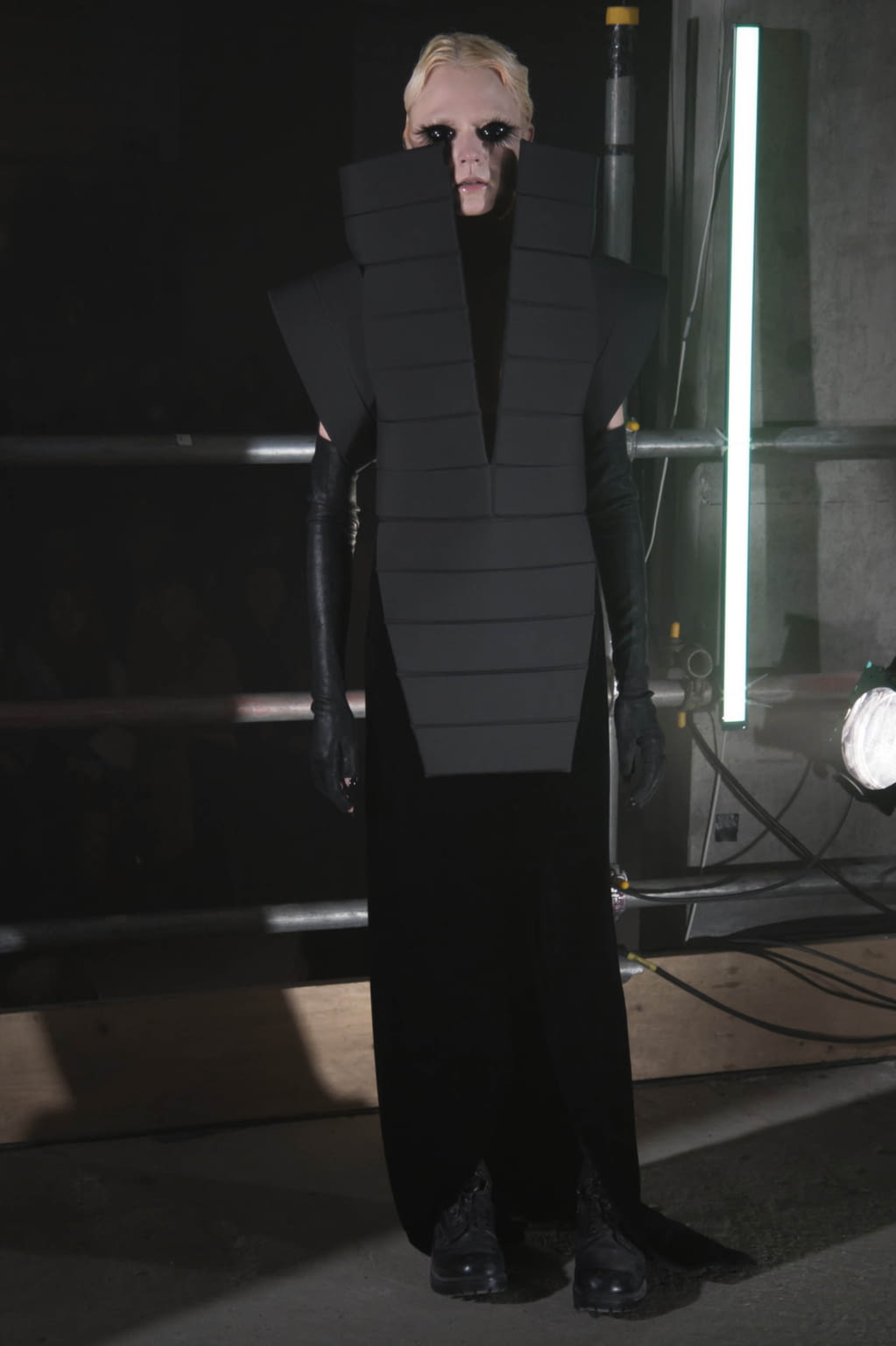 Fashion Week London Fall/Winter 2017 look 36 from the Gareth Pugh collection womenswear