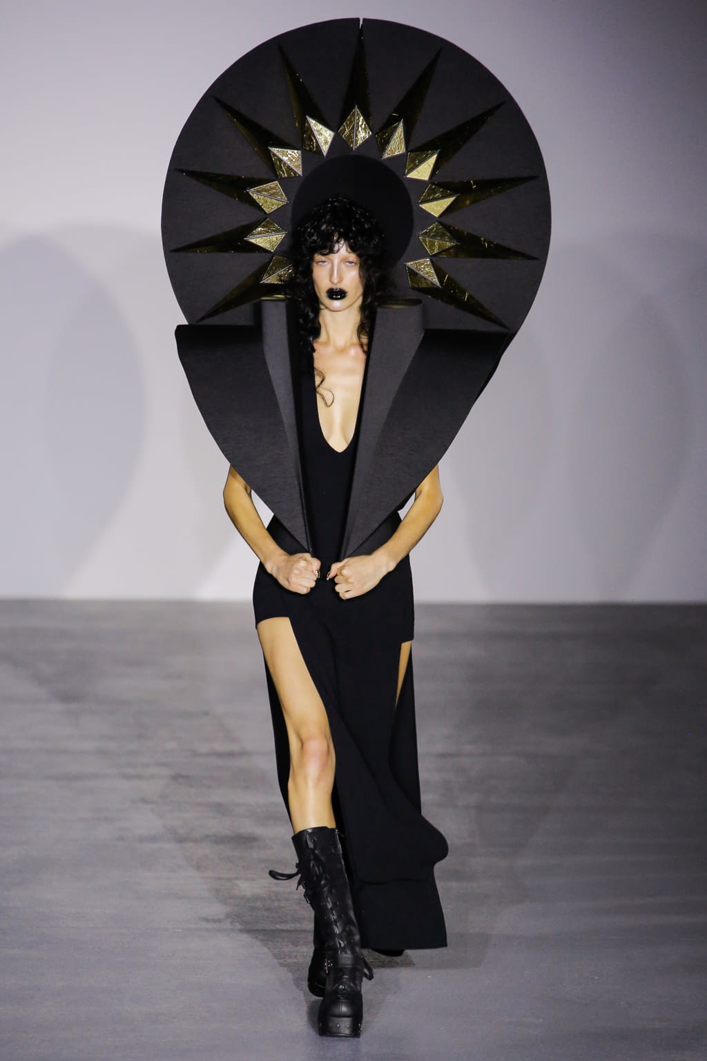 Fashion Week London Spring/Summer 2017 look 1 from the Gareth Pugh collection womenswear