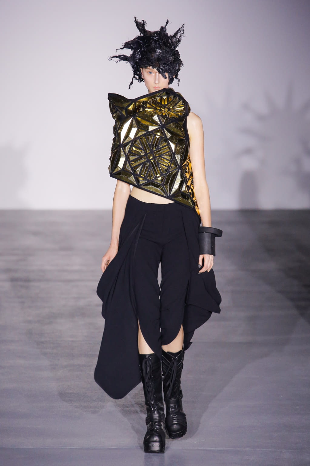 Fashion Week London Spring/Summer 2017 look 7 de la collection Gareth Pugh womenswear