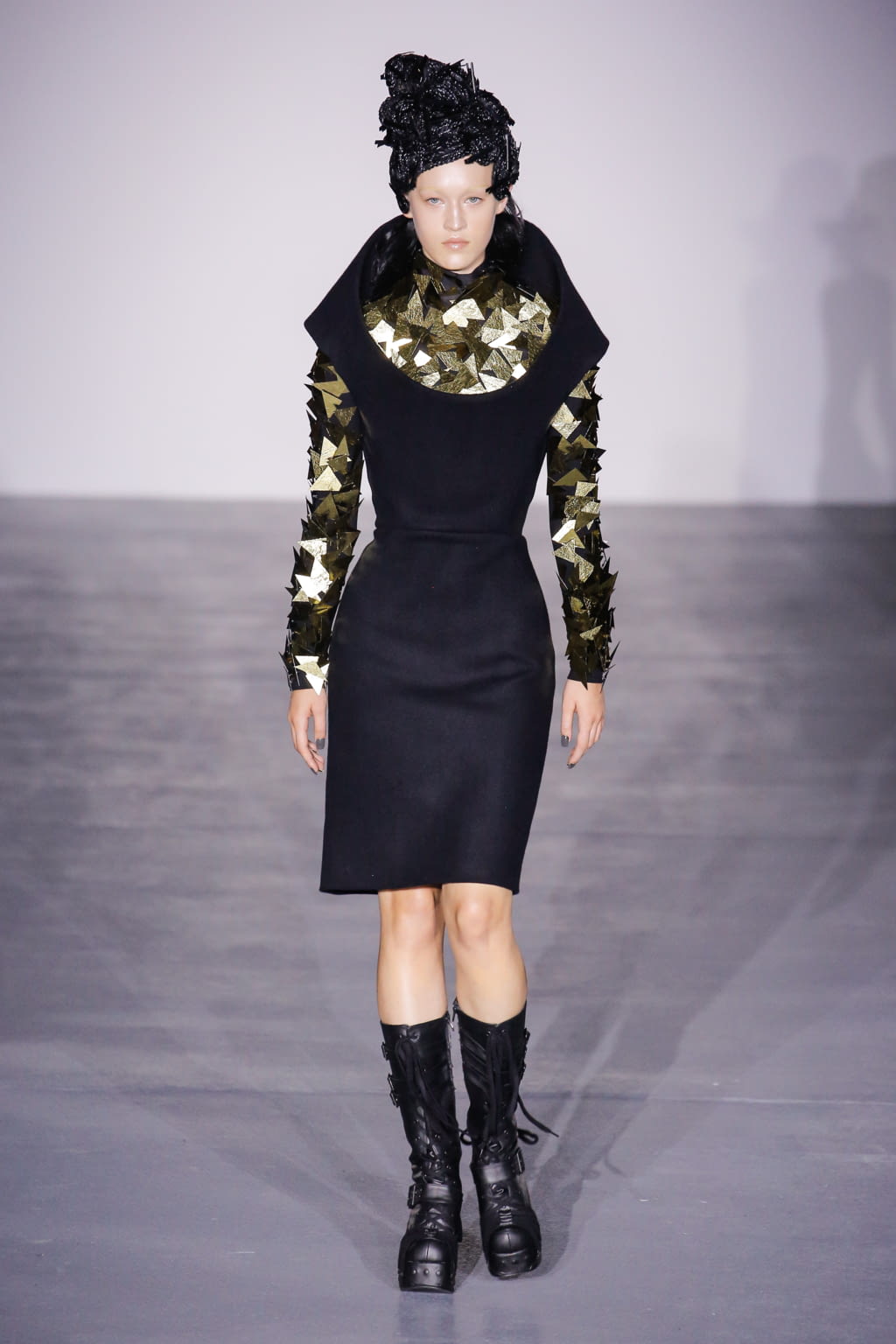 Fashion Week London Spring/Summer 2017 look 9 de la collection Gareth Pugh womenswear