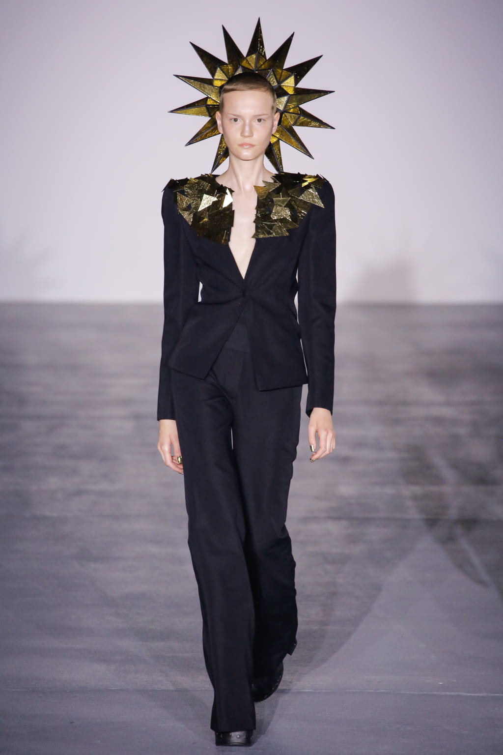 Fashion Week London Spring/Summer 2017 look 10 from the Gareth Pugh collection womenswear