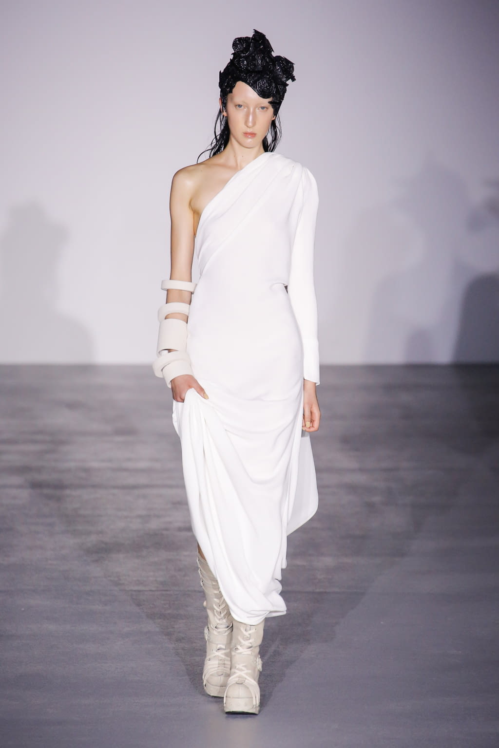 Fashion Week London Spring/Summer 2017 look 14 from the Gareth Pugh collection womenswear